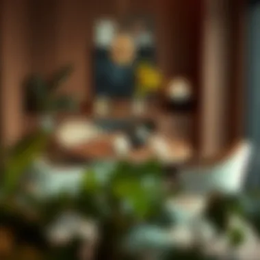 Inviting Atmosphere: A Round Table in an Intimate Setting A cozy corner featuring a round dining table surrounded by decorative elements